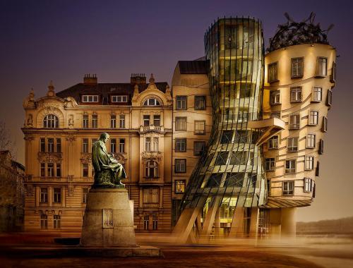 (via Long exposure shot of The Dancing House, Prague. Architect: Frank Gehry. : photocritique)