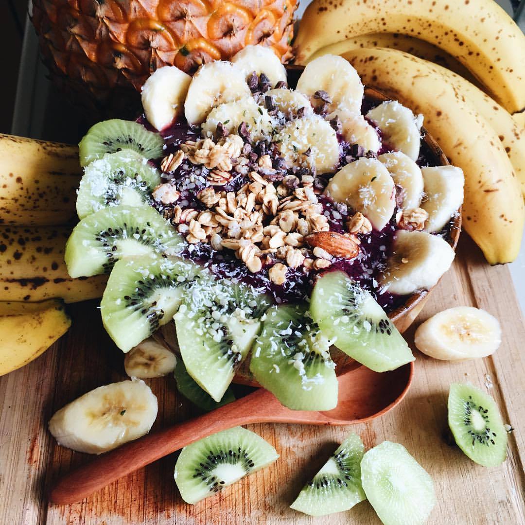 swee-tea:  post fasted LISS cardio breakfast! acai bowl with kiwi, banana, and granola