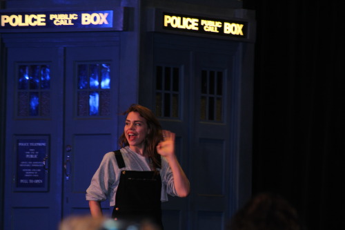 tardis-stowaway:bemyjellybaby:Billie Piper at Gallifrey OneOne of the sweetest and kindest people th