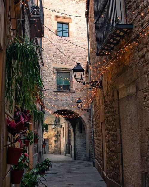 useless-catalanfacts: An alley in the Barri Gòtic (Gothic Quarter) of Barcelona, Catalonia.Ph