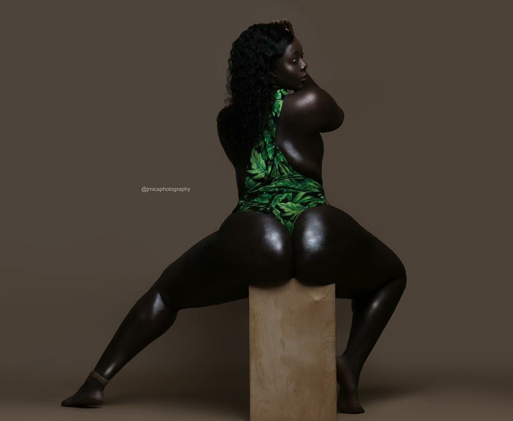 bigclitblackwomen: hitemhard51:   von-jay:   #thickness #bigbooty #oiled    Beautiful