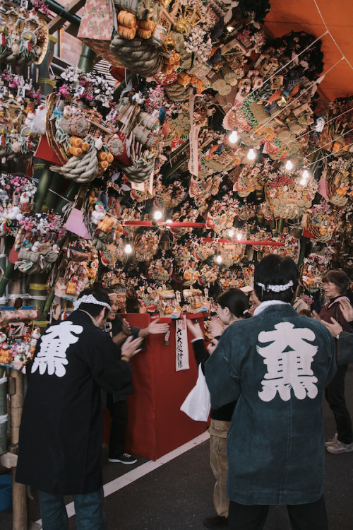御手を拝借 2010年、浅草酉の市。 たしか、初の酉の市訪問。こんなにたくさん熊手屋さんが出て、参拝の人もお正月のような人出。 賑わいが想像以上でびっくりした。