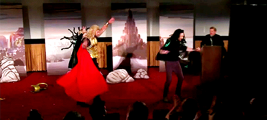 notcaycepollard:  greatcateblanchett: Thor Ragnarok cast crashed a screening of Thor