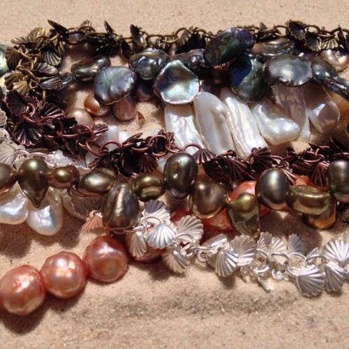 Mix freshwater pearls and shell charm chain for a beachside look #pearls #summer #chain #trendy #fas