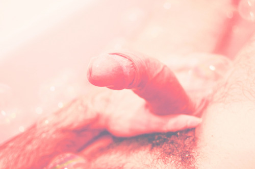 20-cm:  nsfjp:  Bubbling Hot Pt.1 with SáJoão by me, JP, for nsfjp.tumblr.com  Para ouvir: No Doubt - Bathwater 