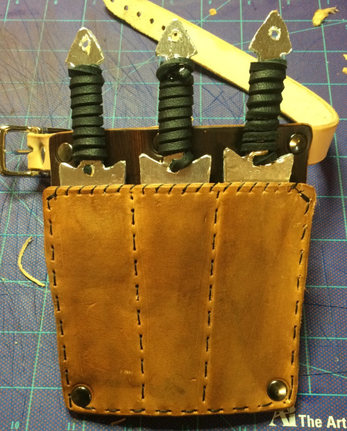 snikeleather:Declans Arm Mounted Throwing KnivesAfter making some throwing knives I decided that my OC Assassin needed a way to hold more than just the two on the shoulder of his baldric.To view my portfolio Click HereAnd if you would like to commission