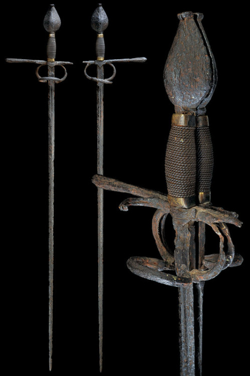 art-of-swords:Rare Twin RapiersDated: 16th centuryCulture: GermanMeasurements: 126 cmStraight b