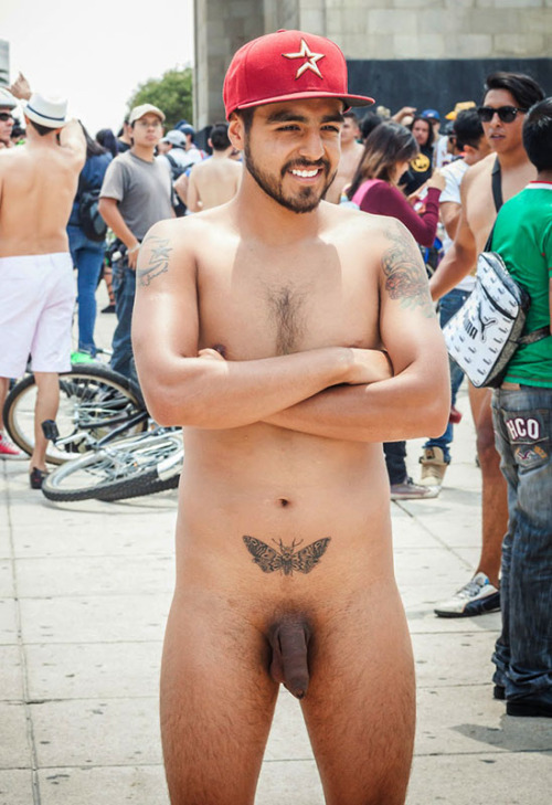 gaytijuanamx:  fotos-x:  regiomorboso:Andar en Pelotas en público… Esos si son Huevos! …Literal jajaja  😍😍😍❤  Que importa #somosmexicanos