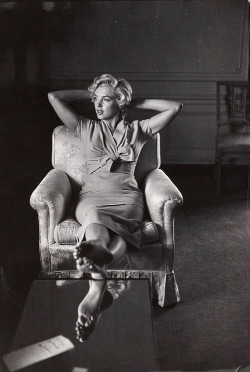 vintagemodeltimemachine: talesfromweirdland: Marilyn Monroe in New York (September 1954). Photo by S