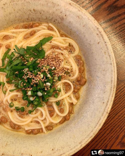 レシピ（太口そうめん） #repost @naoming97 ・・・ 急に食べたくなって。。 納豆カルボナーラ素麺。 真砂喜之助製麺所 @kinosuke_recipe の太口素麺はパスタみたいに使え