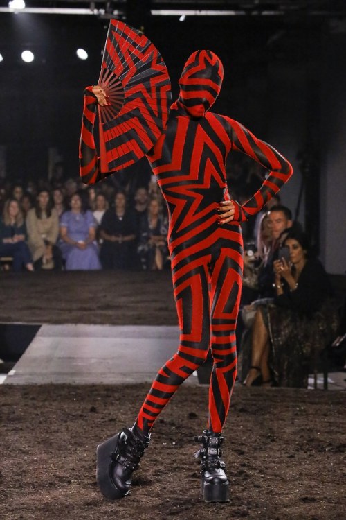 yeah-yeah-beebiss-1:  therudecouture: Gareth Pugh Spring 2019 Women’s collection steal her look: persona 5 pause menu 