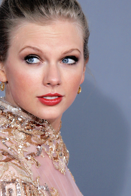 swiftgallery:  Grammy Awards 2012