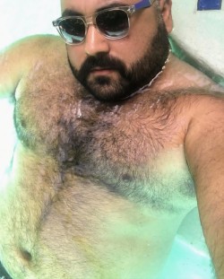 gaboart58:  bear-hairy:  Déjanos tu comentario 🐻😍  Rebloguea y comparte el contenido si te gustan las fotos.  #Bear_Hairy  Que hermoso 😍