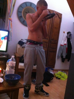 dropursoxxx:  keyholdersir:  Chav fag sniffing it’s Master’s trainers   Fucking hooooooT