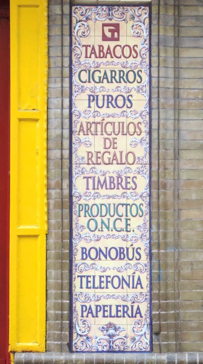 Publicidad de la muestra hecha de azulejos para un Estanco, Sevilla, 2016.