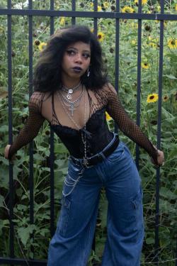 glamourtrvsh:70s Dream Barbie 🌻🖤⛓️IG: @glamourtrvsh_