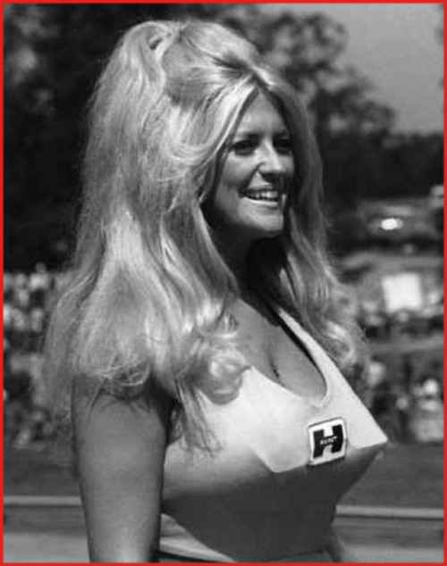 In den 50ger und 60ger Jahren wurde die Brust sehr betont, es mußte möglichst spitz sein, nicht nur 