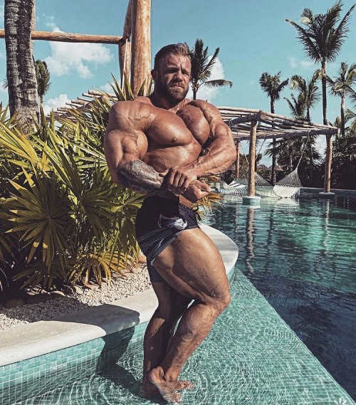 Bodybuilding- bro’s Cbum and Iain on holiday in Cancun. They’re both so fucking awesome and beautifu