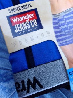 elnenepelon:  clintearhart:  WRANGLERGUY GIVE AWAY !   Rules Reblog and follow me! Once I get two thousand followers I’ll chose two lucky winners!  Prize: Everyone loved the Wrangler underwear, and seeing no one can seem to get It I’ll select two