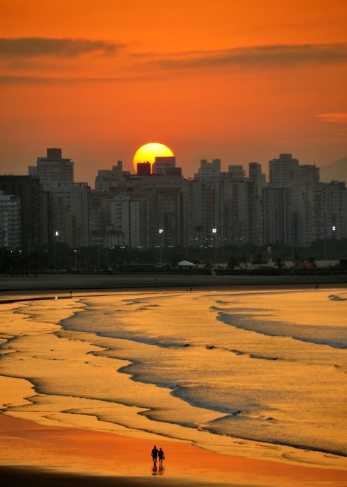 Sunrise walk on the beach, São Vicente / Brazil (by Criss Cristina).