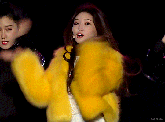 baekphia:  chungha’s iconic diamond wink 💎✨ 