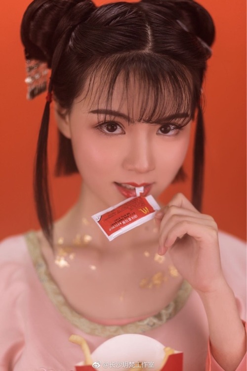 dressesofchina:This cute u-shaped collar dress reminiscent of Jim-wei periods. Yes it’s a ketchup co
