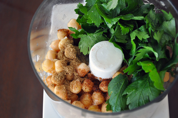 vegan-yums:  Homemade falafel with tahini sauce / recipe (for the sauce replace yogurt