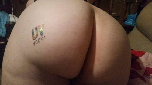 rollsofdestiny:  MY BUM LOOKED AMAZING LAST NIGHT GUYS! I put a little metallic tattoo on it at the karaoke bar just for hoots 😂😅🍑