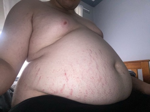 blogartus:Submitted by Jackobigboy:Everything about this 280-pounder is XL – his huge gut spilling d
