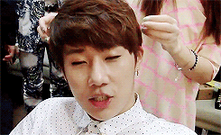 yuu-n:  sunggyu being interviewed while the coordinoona fixes his hair  