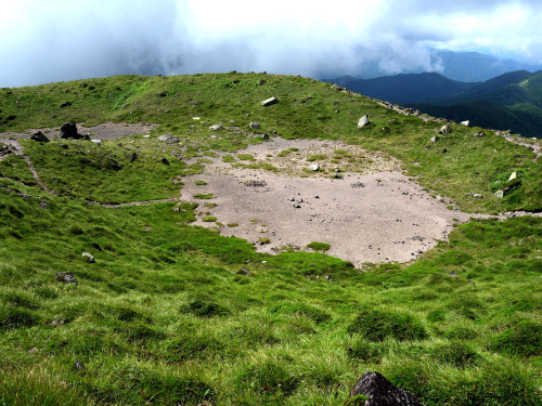「白根権現火砕丘」の火口のひとつ　日光白根山の山頂すぐ南側One of the craters of the Shirane-Gongen Pyroclastic Cone, Mt. Shirane-