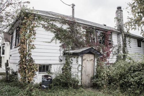 yahoonewsphotos:  A ghost town on Staten Island Of all the neighborhoods hammered by Hurricane Sandy, Oakwood Beach on Staten Island sustained some of the worst blows.  The neighborhood lies along the shore surrounded by wetlands, easily rolled over