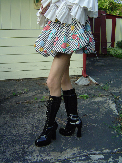 fullsliplover69: Wow Didi, those are fancy boots, made for snow use too?  You have very lovely legs