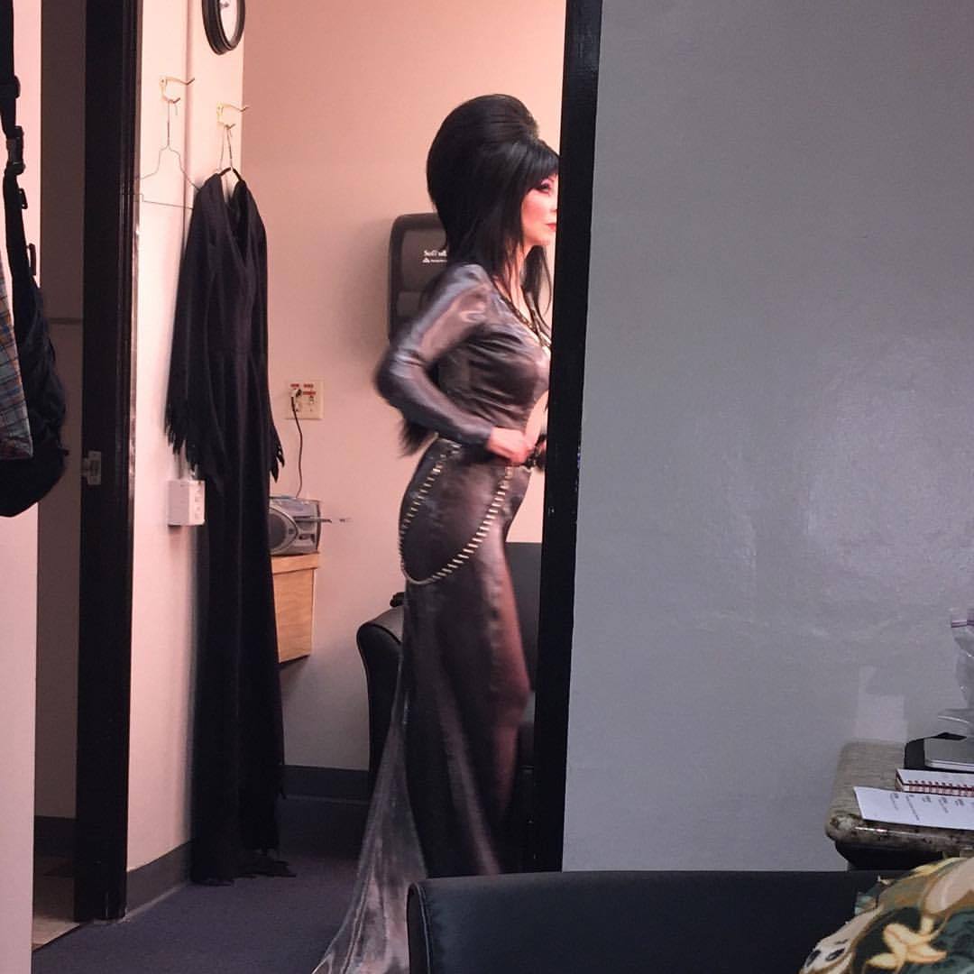 slbtumblng:  therealelvira:  One show down, one to go…. @knottsscaryfarm #mygodelviralooksamazingandsoyoungandsupersexy