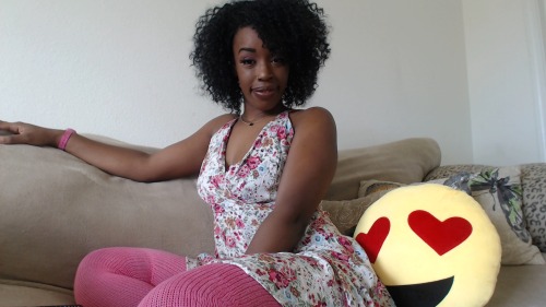 kenyagoldengirl:  Happy V-day!No Valentine’s? No worries hangout with me today at KenyaGolden.com and let me be your virtual lover! 