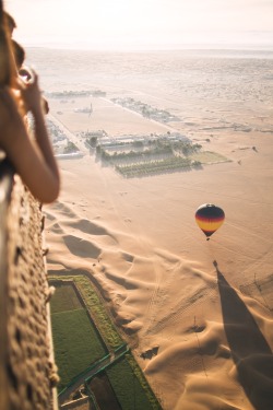 r2–d2:  Floating over the Dubai desert