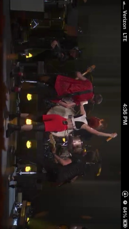 a-hurricane-from-your-tongue:  Paramore=perfection  sono dei pazzi,anche questa sera si son superati :’)