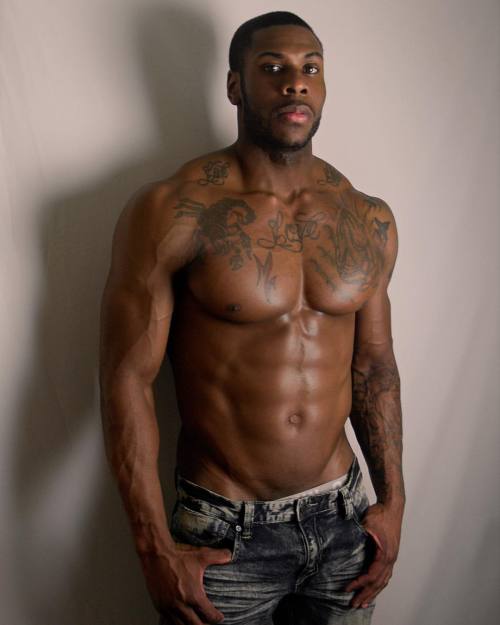 exposedthajocks:  I think he needs more tats and released nudes.