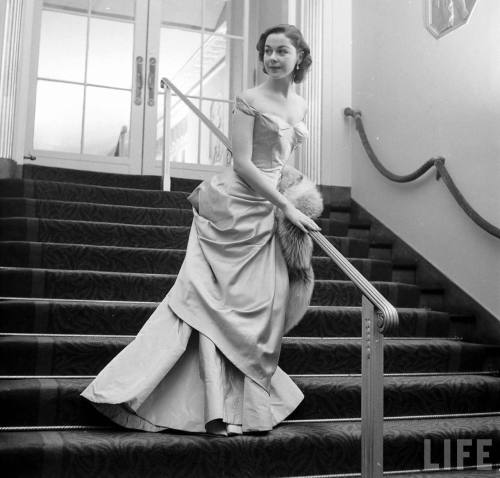 Socialite modelling a gown for the Knickerbocker Ball(Nina Leen. 1949)