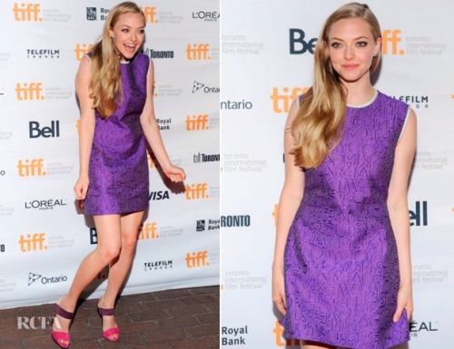 Amanda a Seyfried wore a sleeveless, purple letter-embossed dress from the Mary Katrantzou Resort 20