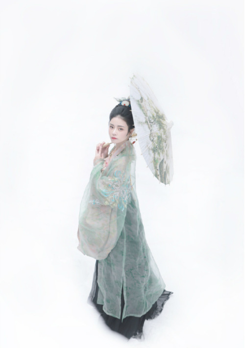 Traditional Chinese hanfu in ambiance of Tang dynasty by 苑小嘉