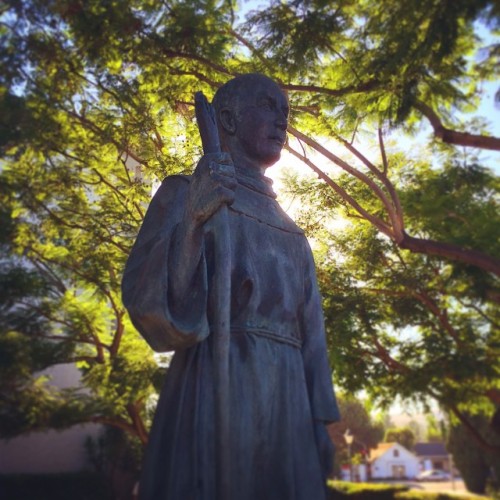 Father Junipero Serra statue at Mission Basilica church in #sanjuancapistrano (at Mission Basilica San Juan Capistrano)