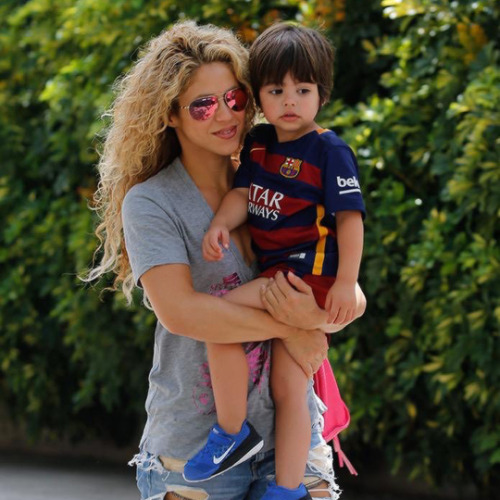 pikiraaf:Gerard, Shakira, and Milan at RIBS restaurant in Barcelona (8/7/12)