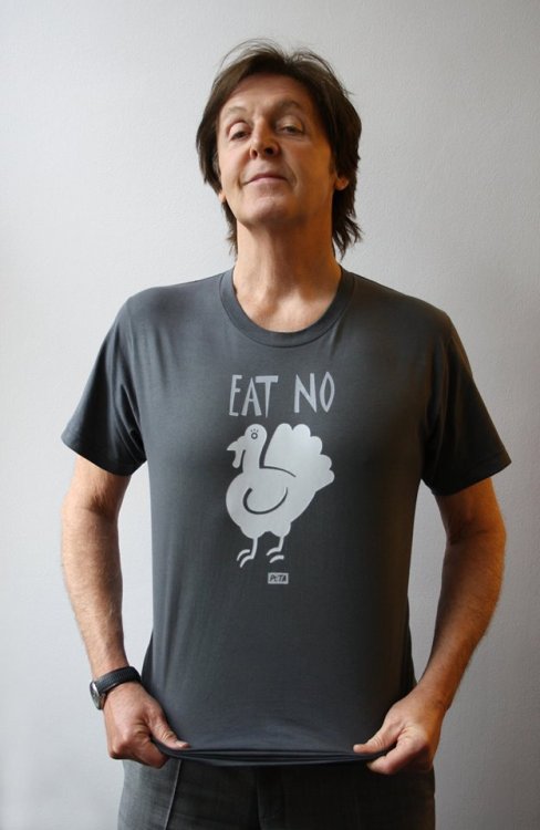 Paul McCartney, um dos mais célebres vegetarianos (“se os matadouros tivessem paredes de vidro”, diz o ex-Beatle, “viraríamos todos vegetarianos”), veste a camiseta e dá seu suporte à PETA (People for the Ethical Treatment of Animals). Porque “meat...