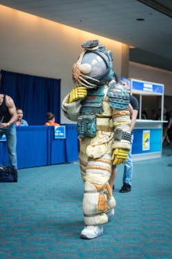 oomandude:  missesli:  shawngalaxy:  uggly:  Adam Savage Secretly Roamed Comic Con In A Space Suit From Alien  This is the coolest thing  this guyyyyy!!!   Fucking love Mythbusters and Aliens