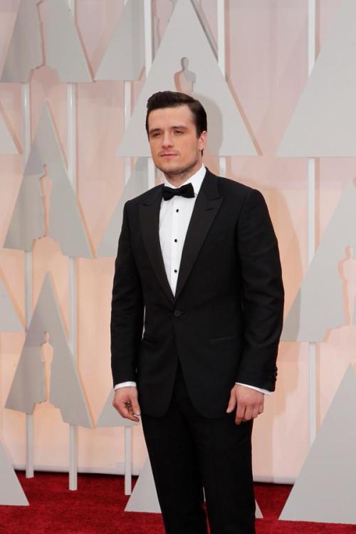 joshhutchsource: We LOVE @jhutch1992 in #TheHungerGames! #OscarsRedCarpet #Oscars pic.twitter.com/vF