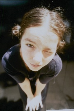 bjorkfr:Björk par Tom Stockill (1994)nouvelle