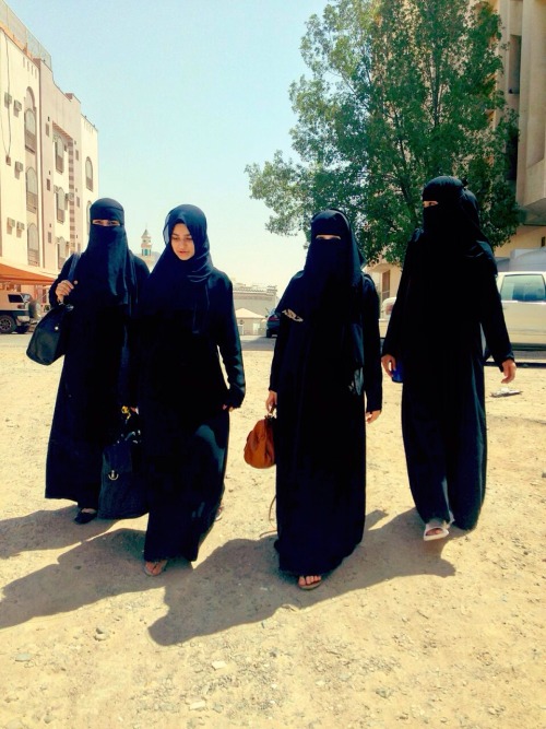 asmeezy:  my clique bad  we out here in Medinah, Saudi Arabia