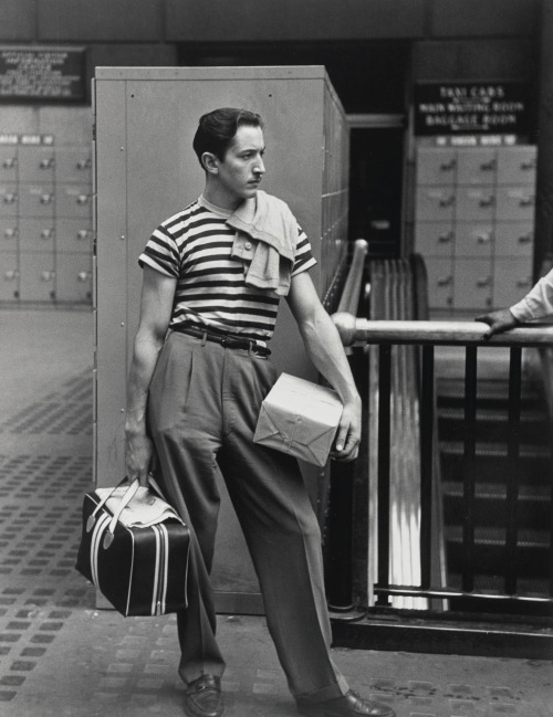 tdgpresents:oldnewyorklandia:Ruth Orkin, David waiting at the old Penn Station, 1948. Fine insoucian