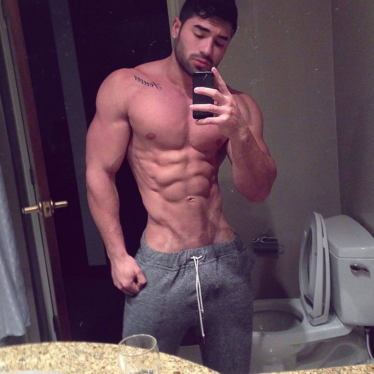 musclehunkymen:  Hunky muscle babe Alexander Rendon.